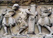 Saint Gilles du Gard, frise entre le portail central et le portail sud : la flagellation de Jésus