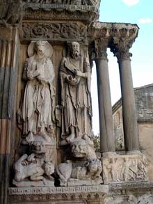 Saint Gilles du Gard, avancée sud du portail central : les apôtres Paul et Jacques le Majeur. A droite, base des deux colonnes, le relief de David