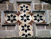 Saint Nectaire (Puy du Dôme) : détail du décor extérieur.