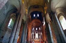 Saint Nectaire (Puy du Dôme) : vue générale de la nef et du chœur.