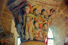 Saint Nectaire (Puy du Dôme) : chapiteau de l’Apocalypse : ange et élus