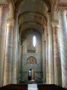 Saint Savin sur Gartempe (Vienne) : l’église abbatiale, la nef. Vues vers le porche