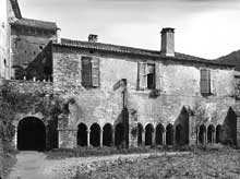 Silvanès (Aveyron) : l’abbaye. Le cloître avant restauration