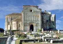 Talmont (Charente Maritime) : l’église sainte Radegonde. Le chevet et le flanc nord