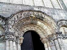 Talmont (Charente Maritime) : l’église sainte Radegonde. Voussures du portail central de la façade du transept nord