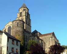 Uzerche (Corrèze) : église abbatiale saint Pierre. Flanc sud et façade occidentale