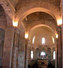 Valcabrère (Haute Garonne) : basilique saint Just : la nef et la croisée