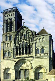 Vézelay (Yonne), basilique sainte Madeleine. La façade