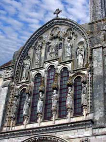 Vézelay (Yonne), basilique sainte Madeleine. La façade. Partie supérieure gothique