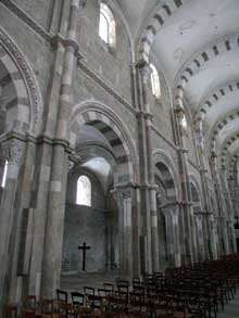 Vézelay  (Yonne), basilique sainte Madeleine. La nef, élévation