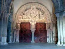 Vézelay  (Yonne), basilique sainte Madeleine. Portail central du narthex et tympan de la Pentecôte. Vue générale