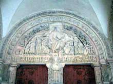 Vézelay (Yonne), basilique sainte Madeleine. Portail central du narthex et tympan de la Pentecôte. Vue du tympan : le Christ en gloire dans sa mandorle entouré de ses apôtres