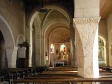 Vomécourt sur Madon (Près de Mirecourt, Vosges) : Eglise saint Martin. Nef et bas côté aux colonnes retaillées