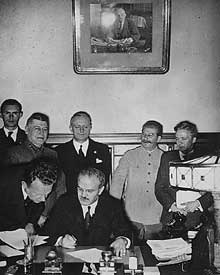 La signature du pacte germano-soviétique : derrière le signataire, Molotov, Ribbentrop et Staline