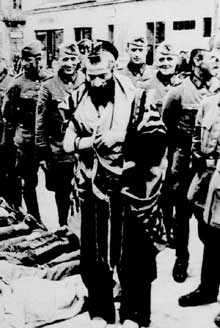 Dès le début de la guerre, les vexations contre les Juifs démarrent de la part des soldats de la Wehrmacht… en attendant la venue des SS