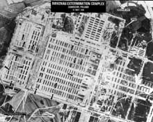 Auschwitz-Birkenau: vue aérienne prise par l’US Air Force. On y indique clairement les colonnes de prisonniers