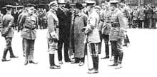 Après l’écrasement de la « Räterrepublik » de Bavière, la parade des vainqueurs : au milieu, de gauche à droite : Ritter Von Epp, Gustav Noske et le président Ebert (les deux en civil)