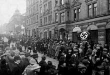 Défilé du NSDAP dans les rues de Munich le 28 janvier 1923. Photographie d’Heinrich Hoffmann
